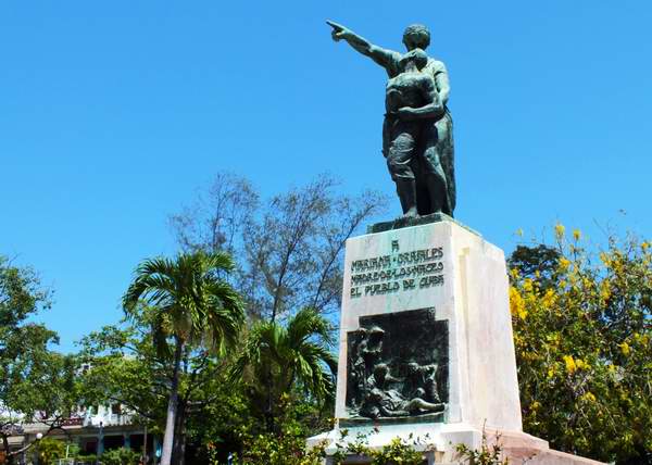 Mariana Grajales, la madre de los Maceo, tambi�n recibe un merecido homenaje de los cubanos. Su ejemplo ha devenido en s�mbolo de la mujer cubana. Foto Abel Rojas