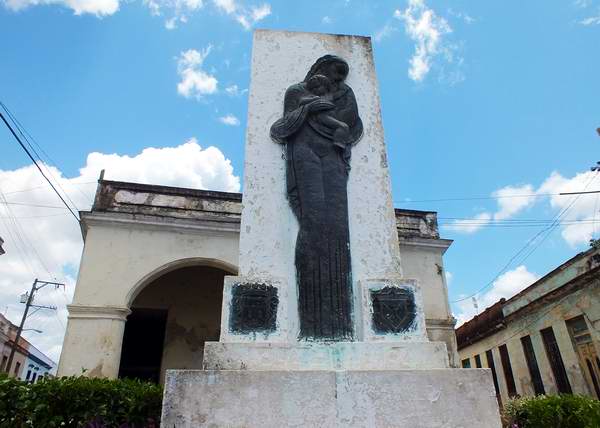 Develado el 10 de mayo de 1942, este monumento a las madres se compone de un pedestal de mamposter�a, sobre el cual est� inscripta la figura de una mujer en bronce. A cada lado en su parte inferior posee dos escudos, el de Guanabacoa y el de los Caballeros de Col�n. Esta obra se debi� a la iniciativa del Alcalde Jos� Villalobos Olivera. Foto Abel Rojas.