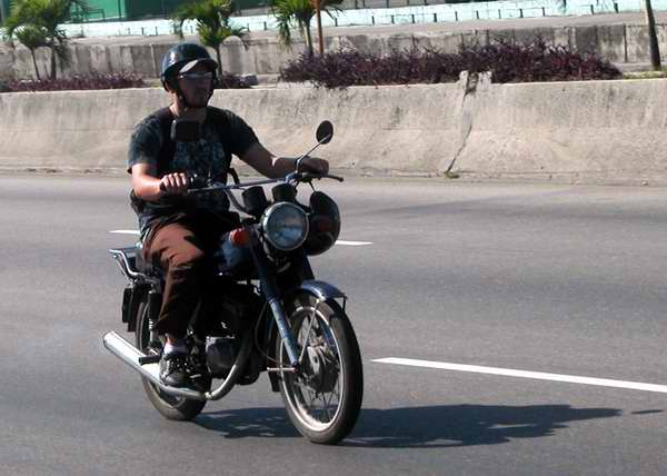 La motocicleta es uno de los medios de transporte m�s econ�micos. Foto Abel Rojas