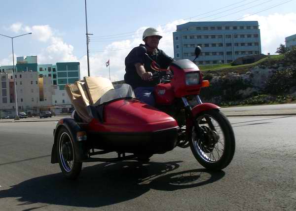 Motos Jawa se pueden emplear para m�ltiples prop�sitos, incluso para trasladar cargas peque�as. Foto Abel Rojas