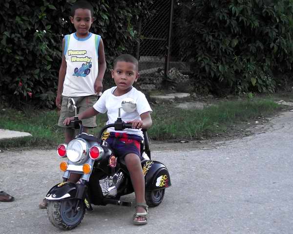 Un ni�o cubano disfruta con su moto de juguete. Foto Abel Rojas