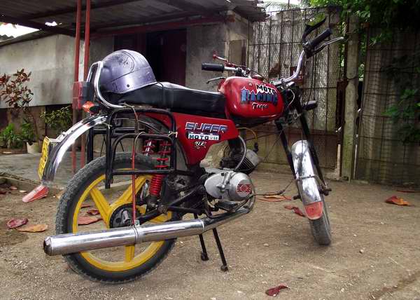 La moto Karpaty es muy frecuente en las v�as cubanas. Foto Abel Rojas