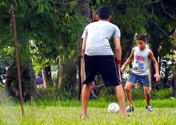Copa de F�tbol en las calles cubanas. Foto: Abel Rojas Barallobre