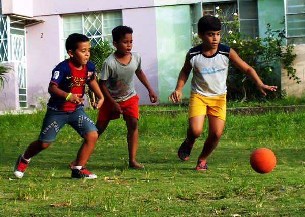 Copa de F�tbol en las calles cubanas. Foto: Abel Rojas Barallobre