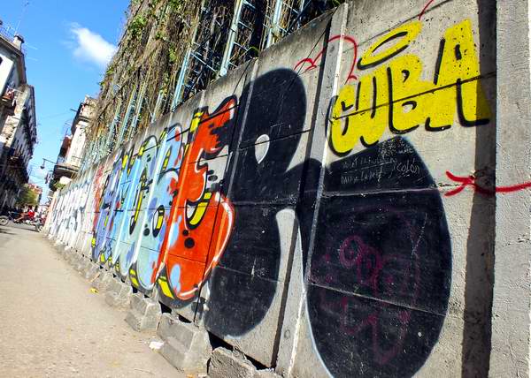 Los grafitis constituyen un medio alternativo de expresi�n de la juventud cubana. Foto Abel Rojas Barallobre