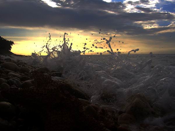 La espuma de la mar en el Malec�n Habanero. Foto Abel Rojas