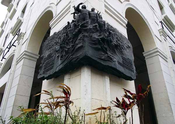 Esta gran tarja rinde tributo a la proclamación del carácter Socialista de la Revolución Cubana, protagonizada en la misma esquina de 23 y 12 por el Líder histórico Fidel Castro Ruz. Foto Abel Rojas Esta gran tarja rinde tributo a la proclamación del carácter Socialista de la Revolución Cubana, protagonizada en la misma esquina de 23 y 12 por el Líder histórico Fidel Castro Ruz. Foto Abel Rojas