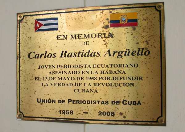En la sede principal de la Unión de Periodistas de Cuba, en la céntrica avenida capitalina 23, se halla una placa conmemorativa al periodista ecuatoriano Carlos Bastida Argüello, quien llegó a Cuba en 1958 y logró ascender la Sierra Maestra para establecer contacto con el Ejército Rebelde. Además, bajo el seudónimo de Atahulalpa Recio, fue colaborador de las primeras emisiones de Radio Rebelde. Foto Abel Rojas En la sede principal de la Unión de Periodistas de Cuba, en la céntrica avenida capitalina 23, se halla una placa conmemorativa al periodista ecuatoriano Carlos Bastida Argüello, quien llegó a Cuba en 1958 y logró ascender la Sierra Maestra para establecer contacto con el Ejército Rebelde. Además, bajo el seudónimo de Atahulalpa Recio, fue colaborador de las primeras emisiones de Radio Rebelde. Foto Abel Rojas