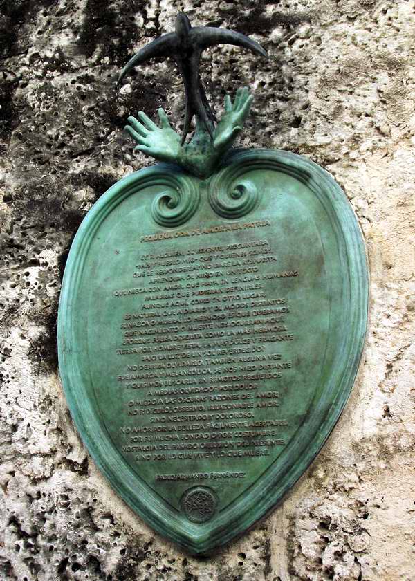 A un costado de la Iglesia de San Francisco de Asís, en la capitalina Calle Oficios, se hallan varias tarjas. Entre ellas una que plasma la oda de amor a la Patria, del destacado intelectual cubano Pablo Armando Fernández. A un costado de la Iglesia de San Francisco de Asís, en la capitalina Calle Oficios, se hallan varias tarjas. Entre ellas una que plasma la oda de amor a la Patria, del destacado intelectual cubano Pablo Armando Fernández. Foto Abel Rojas