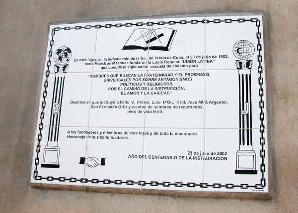 En La Habana Vieja, en la calles Cienfuegos entre Corrales y Apodaca, se encuentra una tarja conformada por azulejos, dedicada a la fundación, en ese preciso lugar, de la Logia Regular “Unión Latina, el 23 de julio de 1902. Foto Abel Rojas En La Habana Vieja, en la calles Cienfuegos entre Corrales y Apodaca, se encuentra una tarja conformada por azulejos, dedicada a la fundación, en ese preciso lugar, de la Logia Regular “Unión Latina, el 23 de julio de 1902. Foto Abel Rojas