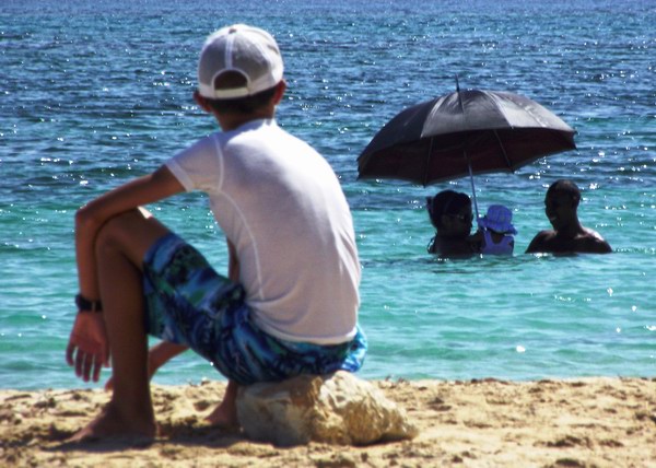 La playa siempre ha constituido una seductora opci�n que permite al cubano compartir en familia y con amigos en un ambiente m�s natural. Foto Abel Rojas Barallobre