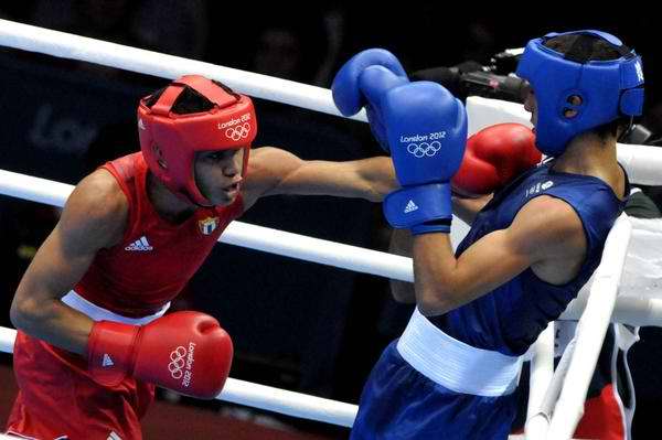 Robeisy Ramírez (I), de la división de los 52 kilogramos, garantizó hoy la tercera medalla de bronce del boxeo cubano en los XXX Juegos Olímpicos de Londres, al vencer en cuartos de final al británico Andrew Selby, en el ExCel Center Arena 2 Sur, en Ingla 