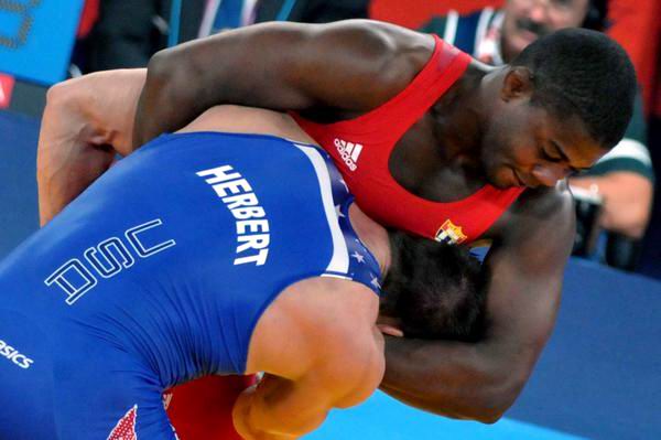 Humberto Arencibia (rojo) de los 84 Kg, en la competencia de lucha libre en los XXX Juegos Olímpicos Londres 2012, el 11 de agosto de 2012. Foto: Marcelino Vázquez Hernández. Humberto Arencibia (rojo) de los 84 Kg, en la competencia de lucha libre en los XXX Juegos Olímpicos Londres 2012, el 11 de agosto de 2012. Foto: Marcelino Vázquez Hernández.