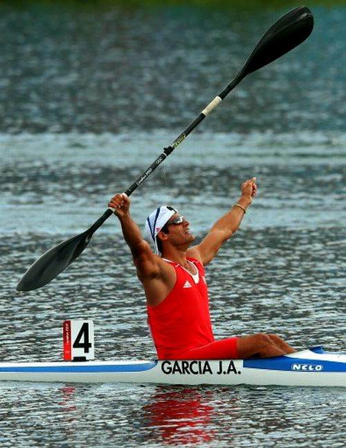 El cubano Jorge Antonio García celebra tras ganar la final B del K-1 a 1000 metros con tiempo de 3:29.938, y terminó en el noveno puesto del kayak olímpico en los XXX Juegos Olímpicos Londres 2012. Foto: Cameron Spencer. El cubano Jorge Antonio García celebra tras ganar la final B del K-1 a 1000 metros con tiempo de 3:29.938, y terminó en el noveno puesto del kayak olímpico en los XXX Juegos Olímpicos Londres 2012. Foto: Cameron Spencer.