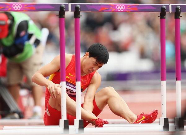 Liu Xiang sufrió una lesión en el tendón de Aquiles, tras caer en la clasificación de los 110 metros con vallas de los XXX Juegos Olímpicos de Londres 2012. Foto: Ezra Shaw. Liu Xiang sufrió una lesión en el tendón de Aquiles, tras caer en la clasificación de los 110 metros con vallas de los XXX Juegos Olímpicos de Londres 2012. Foto: Ezra Shaw.