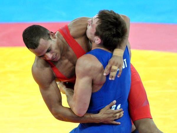 El cubano Pedro Isaac Muléns (rojo), cayó ante el francés Steeve Guenot, en la discusión del bronce de los 66 kg de la lucha grecorromana de los XXX Juegos Olímpicos, Londres 2012, el 7 de agosto de 2012. Foto: Marcelino Vázquez Hernández. El cubano Pedro Isaac Muléns (rojo), cayó ante el francés Steeve Guenot, en la discusión del bronce de los 66 kg de la lucha grecorromana de los XXX Juegos Olímpicos, Londres 2012, el 7 de agosto de 2012. Foto: Marcelino Vázquez Hernández.