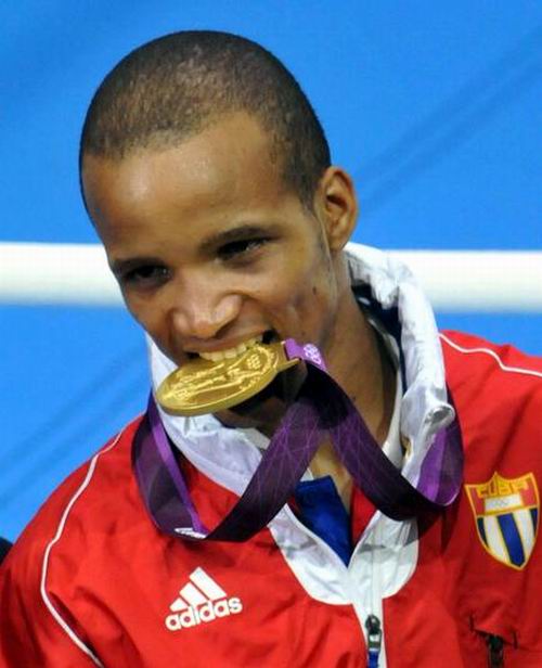 El boxeador cubano Roniel Iglesias, de la divisin de 64 Kg, se corona Campen de los XXX Juegos Olmpicos Londres 2012, el 11 de agosto de 2012. Foto: Ricardo Lpez Hevia. El boxeador cubano Roniel Iglesias, de la divisin de 64 Kg, se corona Campen de los XXX Juegos Olmpicos Londres 2012, el 11 de agosto de 2012. Foto: Ricardo Lpez Hevia.