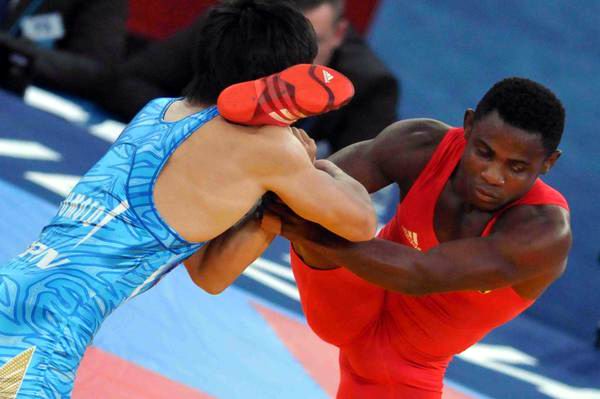 El cubano Yowlys Bonne (rojo) perdió con el japonés Kenichi Yumoto en su primera presentación en el torneo de lucha libre en la división de los 60 kilos de los XXX Juegos Olímpicos Londres 2012, el 11 de agosto de 2012. Fotos: Ricardo López Hevia. El cubano Yowlys Bonne (rojo) perdió con el japonés Kenichi Yumoto en su primera presentación en el torneo de lucha libre en la división de los 60 kilos de los XXX Juegos Olímpicos Londres 2012, el 11 de agosto de 2012. Fotos: Ricardo López Hevia.