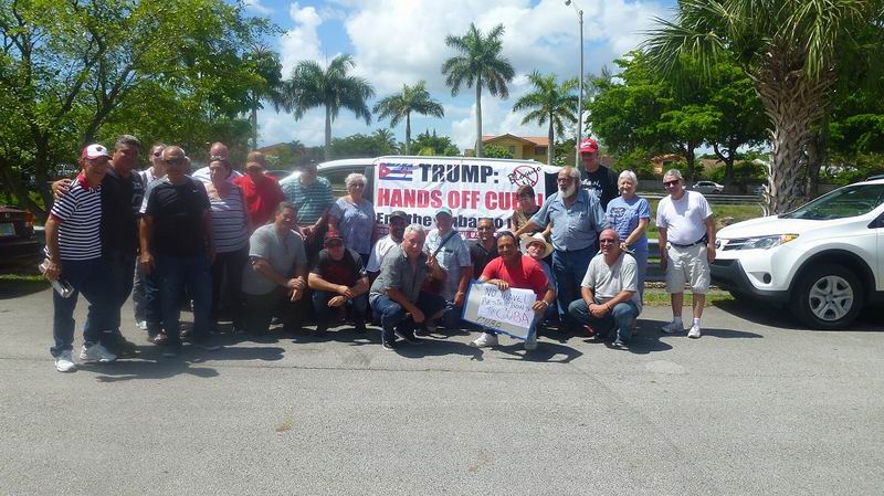 En las calles de Miami, reclamo del cese del bloqueo a Cuba. Foto: Radio Miami
