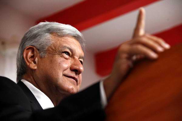 Andrés López Obrador, candidato presidencial de la izquierda mexicana, ha calificado de “extraordinaria” la encuesta que le ubica a escasos puntos porcentuales por debajo del favorito, Enrique Peña Nieto Andrés López Obrador, candidato presidencial de la izquierda mexicana, ha calificado de “extraordinaria” la encuesta que le ubica a escasos puntos porcentuales por debajo del favorito, Enrique Peña Nieto