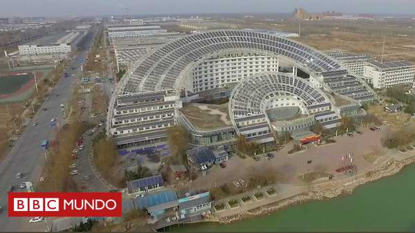 Una ciudad completamente iluminada con paneles solares