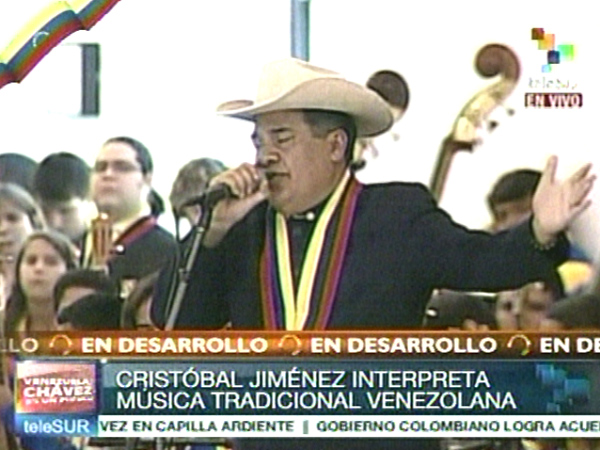 Cristóbal Jiménez interpreta música tradicional venezolana durante la ceremonia oficial. Foto: Telesur Cristóbal Jiménez interpreta música tradicional venezolana durante la ceremonia oficial. Foto: Telesur
