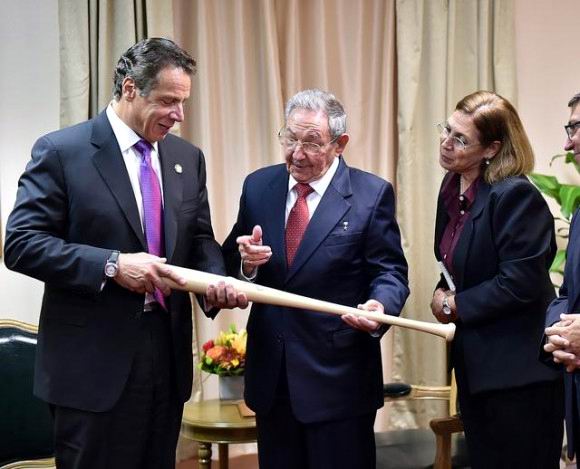 El gobernador Cuomo regaló a Raúl un bate de baseball de la Adirondack Bat Company, de Dolgeville, en Nueva York. Foto en TWITTER / @NYGovCuomo