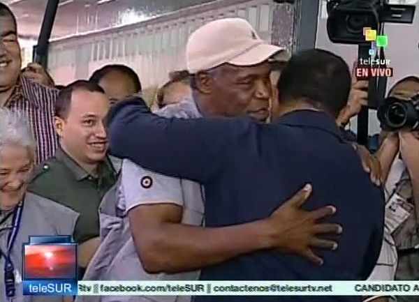 danny-glover-hugo-chavez-venezuela-elecciones-2012-foto-telesur.jpg