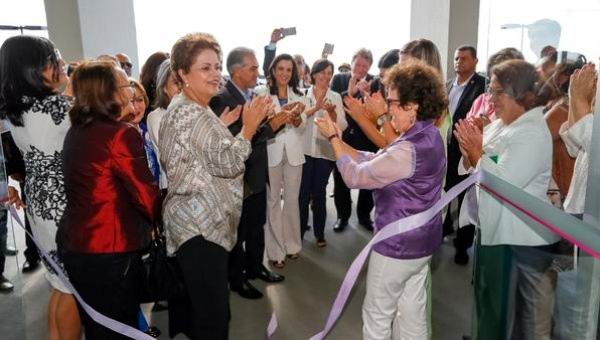 La presidenta Rousseff se encargó de hacer el corte de cinta. Foto: @dilmabr