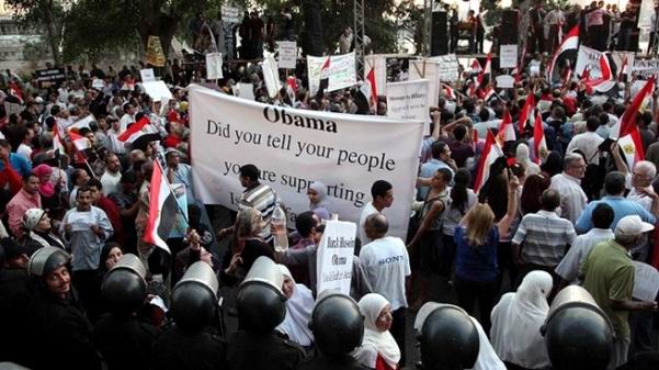 Un grupo de manifestantes arrojó tomates y zapatos a la comitiva de la secretaria de Estado estadounidense Hillary Clinton el domingo, durante su primera visita a Egipto desde la elección del presidente islamista Mohamed Mursi Un grupo de manifestantes arrojó tomates y zapatos a la comitiva de la secretaria de Estado estadounidense Hillary Clinton el domingo, durante su primera visita a Egipto desde la elección del presidente islamista Mohamed Mursi