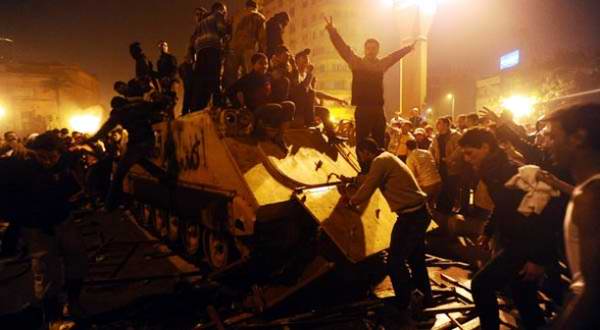 Manifestantes toman la plaza de El Cairo. Manifestantes toman la plaza de El Cairo.