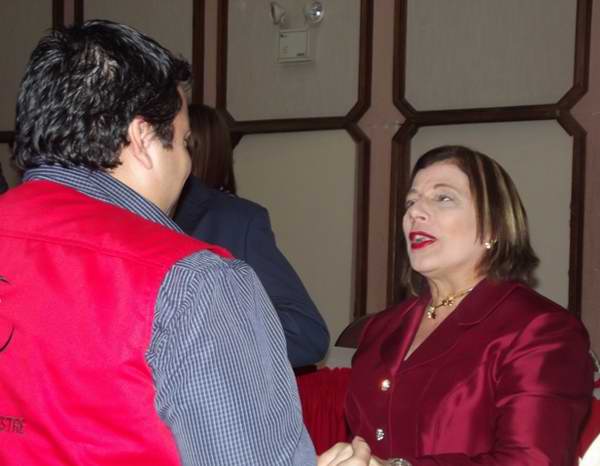 La Ministra de Salud, Dra. Eugenia Sader Castellanos, en el cierre del programa de docencia médica, en este período académico, entregó reconocimientos a los profesores cubanos La Ministra de Salud, Dra. Eugenia Sader Castellanos, en el cierre del programa de docencia médica, en este período académico, entregó reconocimientos a los profesores cubanos