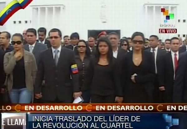 Hijas de Hugo Ch�vez durante el traslado del cuerpo hacia el Cuartel de la Monta�a. Foto Telesur