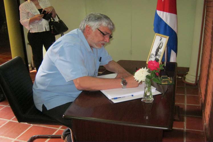 Fernando Lugo firma libro de condolencias por la muerte del Comandante en Jefe, Fidel Castro