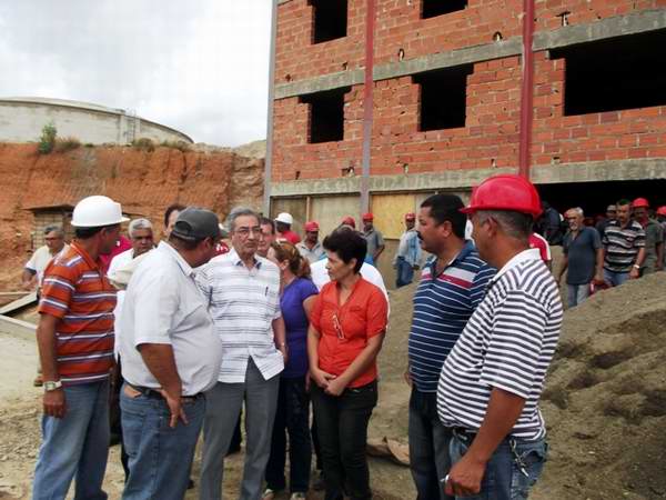 A casi mil metros sobre el nivel del mar, entre cerros, rompiendo lomas, y conquistando montañas trabajan los constructores cubanos, quienes recibieron la visita de José Ramón Balaguer Cabrera, miembro del Secretariado del Partido Comunista de Cuba A casi mil metros sobre el nivel del mar, entre cerros, rompiendo lomas, y conquistando montañas trabajan los constructores cubanos, quienes recibieron la visita de José Ramón Balaguer Cabrera, miembro del Secretariado del Partido Comunista de Cuba