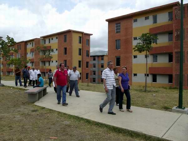 A casi mil metros sobre el nivel del mar, entre cerros, rompiendo lomas, y conquistando montañas trabajan los constructores cubanos, quienes recibieron la visita de José Ramón Balaguer Cabrera, miembro del Secretariado del Partido Comunista de Cuba A casi mil metros sobre el nivel del mar, entre cerros, rompiendo lomas, y conquistando montañas trabajan los constructores cubanos, quienes recibieron la visita de José Ramón Balaguer Cabrera, miembro del Secretariado del Partido Comunista de Cuba