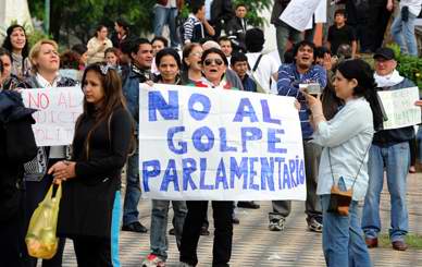Mientras tanto, al calor de las movilizaciones en las calles, miles de partidarios del presidente paraguayo depuesto han conformado un Frente Nacional para la Defensa de la Democracia que mantiene el control de la televisi�n p�blica