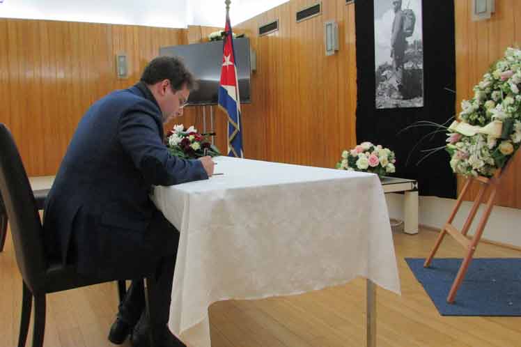 Firma Ministro de Francia libro de condolencias tras deceso de Fidel 
