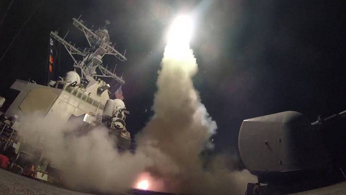 El destructor estadounidense USS Porter lanza un misil contra Siria, hoy. REUTERS
