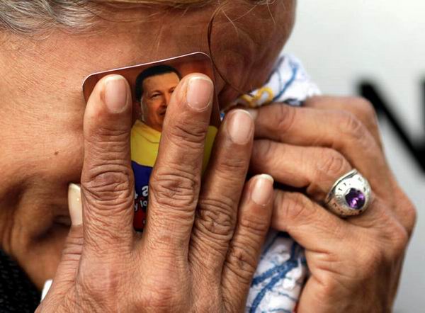 Mujer venezolana llora la pérdida del Presidente Comandante Hugo Chávez. Mujer venezolana llora la pérdida del Presidente Comandante Hugo Chávez.