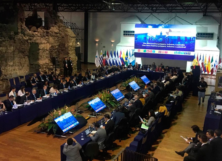 Condenan bloqueo contra Cuba en Cumbre Iberoamericana