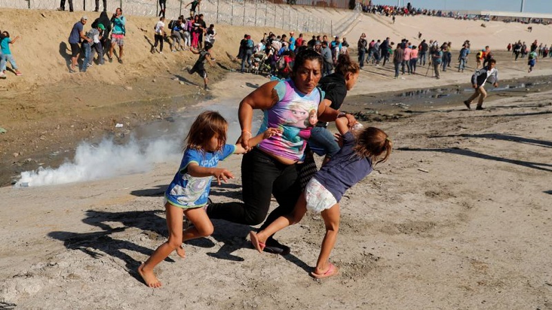 Lanzan gases lacrimógenos contra caravana de inmigrantes 