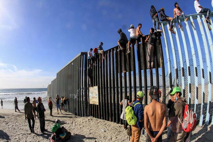 Migrantes centroamericanos intentan ingresar a EE.UU. desde Tijuana