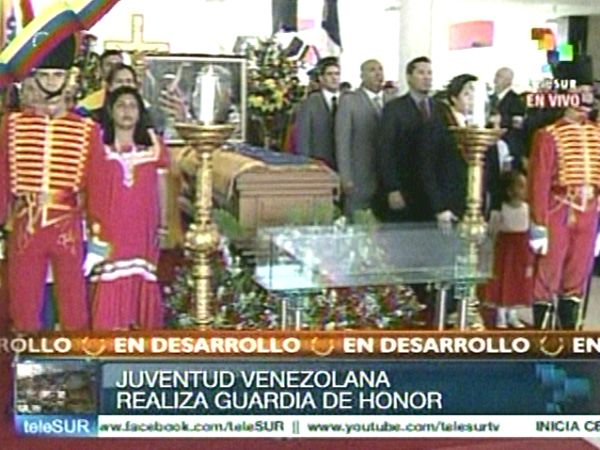 Niños y jóvenes de la Revolución bolivariana realizan Guardia de Honor. Foto: Telesur Niños y jóvenes de la Revolución bolivariana realizan Guardia de Honor. Foto: Telesur