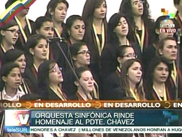 Orquesta Sinfónica Nacional Simón Bolívar en ceremonia oficial en memoria del Presidente Chávez. Foto: Telesur Orquesta Sinfónica Nacional Simón Bolívar en ceremonia oficial en memoria del Presidente Chávez. Foto: Telesur