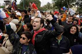 Más de 300 personas marcharon desde la Asociación de Pescadores Unidos, reclamando el retorno al proceso democrático y recordando los beneficios en el área de salud recibidos durante el gobierno elegido por el pueblo