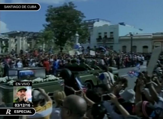 Llegan cenizas de #FidelCastro a la Plaza de Marte en Santiago de #Cuba y se entona el Himno Nacional.