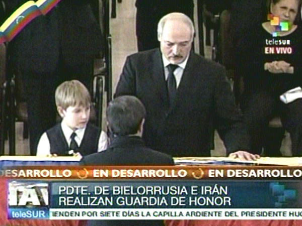 Presidentes de Bielorrusia e Irán realizan Guardia de Honora Hugo Chávez. Foto: Telesur Presidentes de Bielorrusia e Irán realizan Guardia de Honora Hugo Chávez. Foto: Telesur