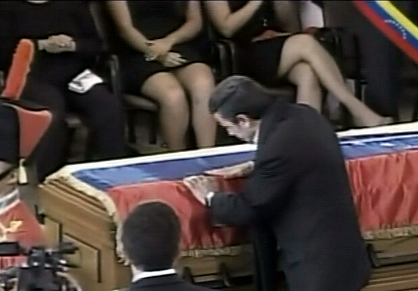 Mahmud Ahmadinejad, presidente de Irán en sentido tributo a Hugo Chávez. Mahmud Ahmadinejad, presidente de Irán en sentido tributo a Hugo Chávez.