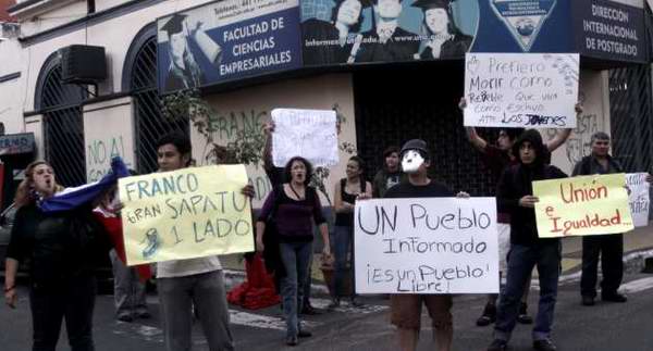 Las protestas populares contra la destituci�n del presidente paraguayo, Fernando Lugo, abarcan 10 departamentos del pa�s y amenazan con incrementarse en el resto de esta semana